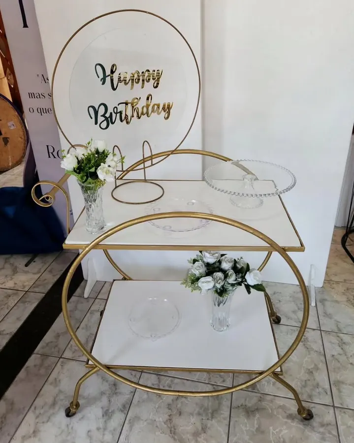 Festa no carrinho dourado com painel em acrílico