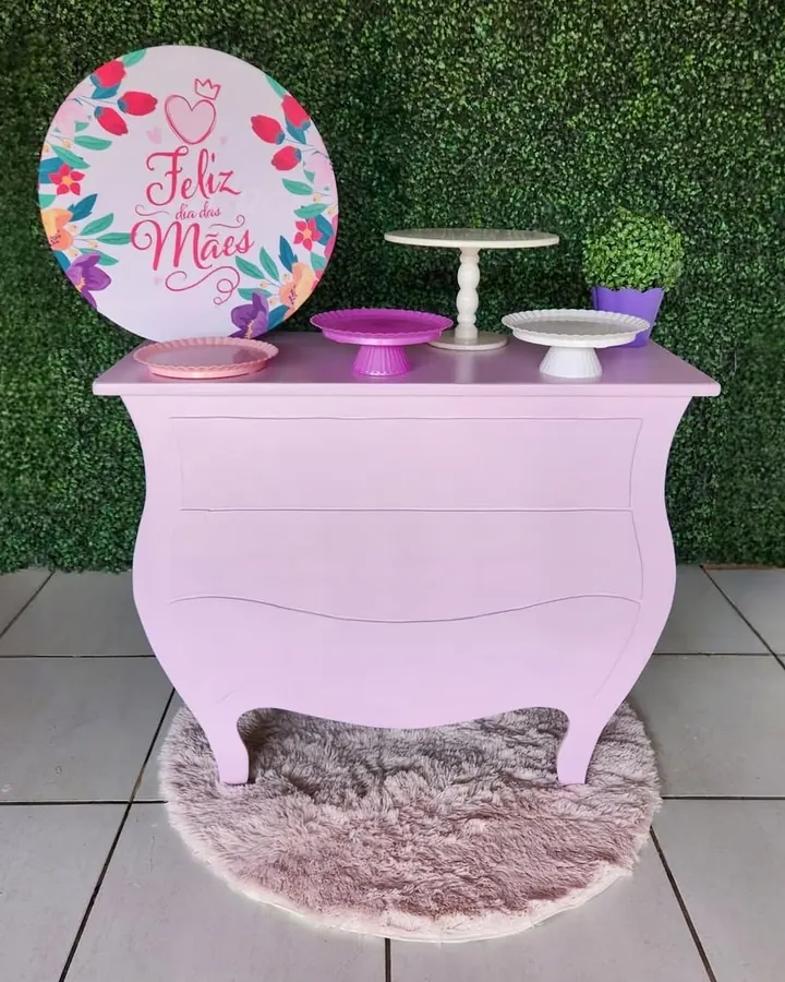 Kit Dia das Mães com cômoda rosa, painel floral, boleira e doceiras